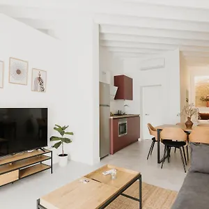 New - Family Next To Duenas Palace סביליה