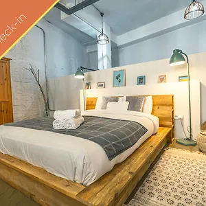 Loft-style Ground Floor Flat Apartment *