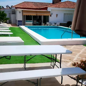 Con Jardin, Piscina Privada Y Parking
